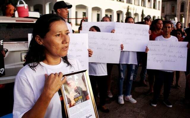 Mãe de Vinícius, Nilda (à esquerda) participou de protesto pela morte do jovem. (Foto: Fronteira News)
