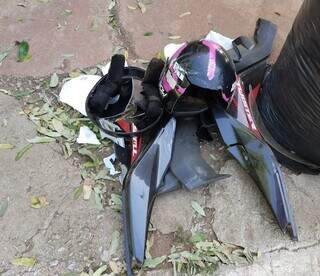 Capacete destruído e partes da motocicleta no local do acidente (Foto: A Princesinha News)