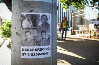 Cartaz de desaparecido na Praça Ary Coelho, na Capital (Foto: Henrique Kawaminami)