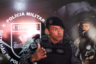 Tenente-coronel Rigoberto Rocha, comandante do Batalhão de Polícia Militar do Choque, durante entrevista nesta manhã (Foto: Henrique Kawaminami)
