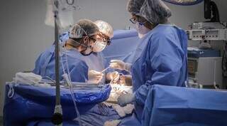 Médicos realizando transplante de órgãos (Foto: Breno Esaki/Agência Saúde DF)