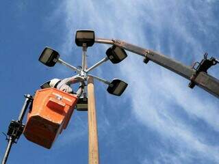 Técnico instala lâmpadas LED em poste da Avenida Euler de Azevedo (Foto: PMCG/Divulgação)