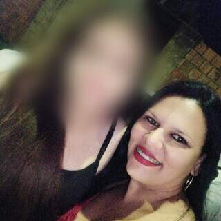 Adriana ao lado da filha de 13 anos, morta a tiros na última sexta-feira (3) (Foto: Reprodução/Facebook)