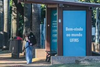 Aluna caminha pelo campus da UFMS (Foto: Marcos Maluf)