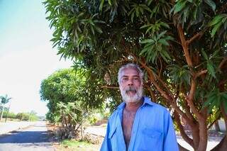 Eurides Carvalho foi um dos primeiros a plantar as mudas no canteiro da Avenida Três (Foto: Henrique Kawaminami)