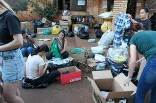 Voluntárias fazem a triagem das peças que chegam ao CTG (Foto: Juliano Almeida)