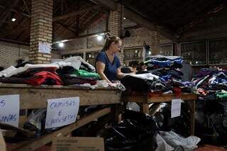 Voluntária separa peças de roupas para doação (Foto: Osmar Daniel)