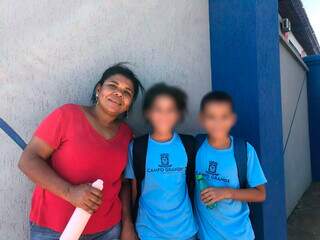Rosenilda Gonçalves da Filha, de 47 anos, com os filhos gêmeos (Foto: Arquivo de família)