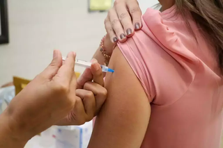 Mulher recebe dose do imunizante em unidade básica de saúde. (Foto: Arquivo/Campo Grande News)