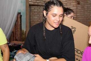 Samira quis empregar a experiência com roupas usadas no processo de triagem das doações (Foto: Juliano Almeida)