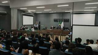 Plenário cheio e Rafael sentado no banco dos réus durante julgamento (Foto: Viviane Oliveira)