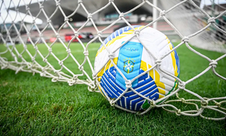 Bola oficial para a disputa dos campeonatos nacionais organizados pela CBF dentro de gol (Foto: Divulgação/CBF)