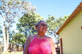 Genesia de Oliveira apoia a iniciativa dos vizinhos em plantar árvores no canteiro (Foto: Henrique Kawaminami)