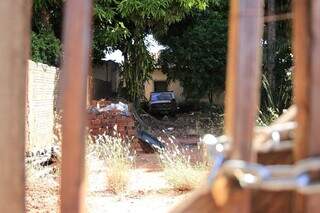 Corcel está estacionado em casa abandonada que é frequentada por usuários de drogas (Foto: Paulo Francis)