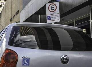 Veículo de pessoa com deficiência estacionado em vaga exclusiva (Foto: Arquivo/Campo Grande News)
