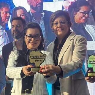 As sócias Milaine Marçal e Janaína Serejo recebendo o prêmio de 1º lugar empresa do ano, considerada a melhor loja de suplemento do estado do MS (foto: divulgação).