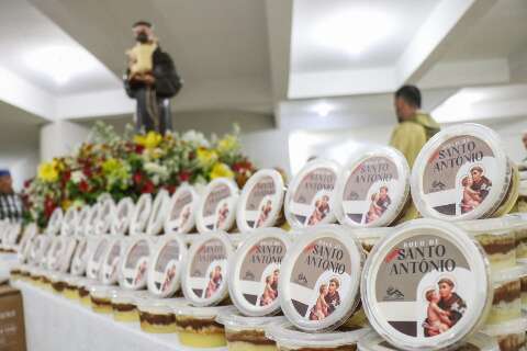 Maio mal começou e “pedaços” do bolo Santo Antônio já estão à venda