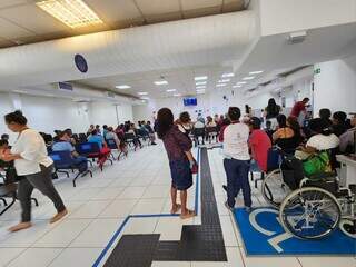 Agência cheia de clientes que esperaram até 4 horas para atendimento (Foto: Lucas Santana)