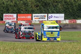 Caminhões da Fórmula Truck em disputa de prova (Foto: Tiago Soares)