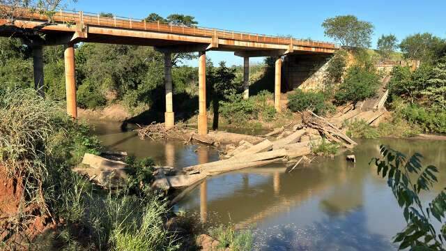 Há quase 10 anos dentro de rio, escombros de ponte preocupam moradores