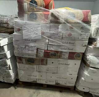 Parte das caixas de carnes apreendidas na distribuidora (Foto: Divulgação)