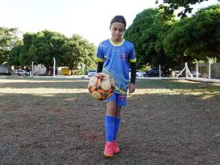 Sara fazendo embaixadinhas com a bola no campo do bairro Tiradentes (Foto: Alex Machado)