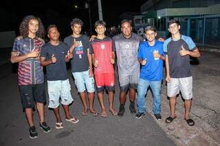 Grupo de amigos do futebol que foram tirar o título de eleitor (Foto: Juliano Almeida)