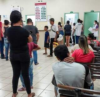 Pacientes aguardam por atendimento em unidade de saúde (Foto: Juliano Almeida)