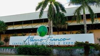 Fachada do Centro de Convenções Albano Franco, que abrirá para receber doações (Foto: Alex Machado)