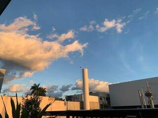 Céu azul com nuvens esparsas nesta manhã na Capital (Foto: Gabriel Neris)