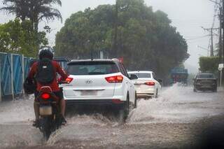 Chuva que caiu em 4 de abril alagou Avenida Senador Filinto Miller, na Capital (Foto: Henrique Kawaminami)