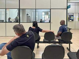 Três pessoas aguardam atendimento no Fácil do Coronel Antonino (Foto: Marcos Maluf)