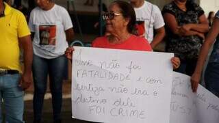 Manifestante segura cartaz durante protesto após morte de recruta (Foto: Fronteira News)