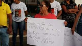 Manifestante segura cartaz durante protesto após morte de recruta (Foto: Fronteira News)