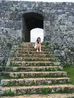 Patrícia em visita ao Castelo de Zakimi. (Foto: Arquivo Pessoal)