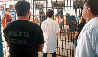 Profissional cuida da saúde bucal dos detentos do Presídio de Segurança Máxima da Capital (Foto: Divulgação/Agepen)