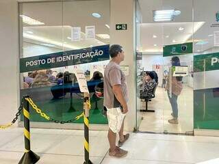 Cidadão aguarda atendimento no posto de identificação no Pátio Central (Foto: Marcos Maluf)