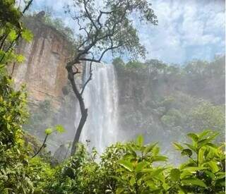 Cachoeira tem 80 metros de altura e é atração turística; moradores temiam perda do véu de noiva com represamento para hidrelétrica (Foto: Arquivo)
