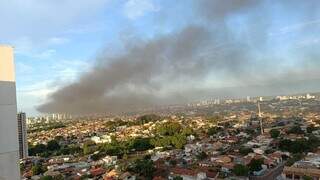 Fumaça preta toma conta do céu de Campo Grande (Foto: Direto das Ruas)