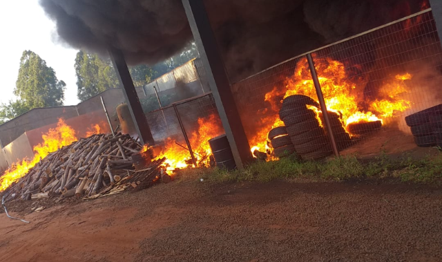Incêndio que destruiu estoque de depósito de pneus começou em caldeira 