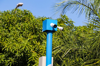 Duas câmeras de segurança instaladas em poste de praça na região central de Três Lagoas. (Foto: Reprodução)