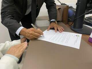 Documento do grupo ‘Juristas pela Democracia-MS’ assinado na OAB/ MS. (Foto: Clara Farias)