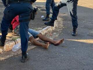 Atingido por disparo no pé, vitíma foi encontrada na rua pela PM. (Foto: Clara Farias)