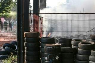 Fumaça na área externa do depósito  (Foto: Marcos Maluf) 