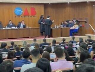 Acadêmicos durante o júri simulado (Foto: Divulgação)