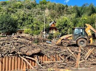Máquina trabalha na recuperação de propriedade destruída em Bento Gonçalves, na Serra Gaúcha. (Foto: Divulgação/Prefeitura)