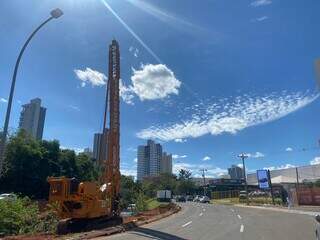 Maquinário já trabalha na construção da ponte no sentido Câmara Municipal (Foto: Clara Farias)