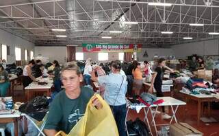 Mutirão para organizar peças de roupas que serão enviadas ao RS (Foto: Márcio Silva de Almeida)