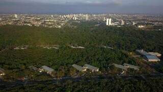 Vista aérea do Parque dos Poderes, o "coração verde"  de Campo Grande (Foto: Campo Grande News/Arquivo)