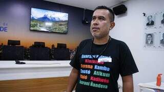 Professor Kleber Gomes usa uma camiseta com as etnias indígenas de Mato Grosso do Sul (Foto: Alex Machado)